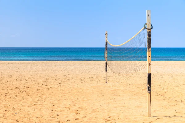 Bola voli pantai di pantai berpasir dengan laut dan langit biru di rawa — Stok Foto