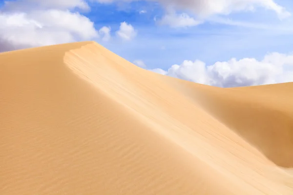 Sand dunes in Boavista desert with blue sky and clouds, Cape Ver — Stock Photo, Image