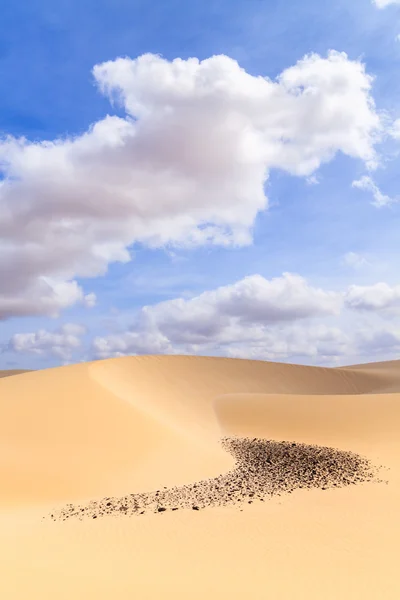 蓝蓝的天空和云彩，海角 Ver 博阿维斯沙漠沙丘 — 图库照片