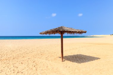 Plaj sahne ile şemsiye Boavista, Cape Verde 