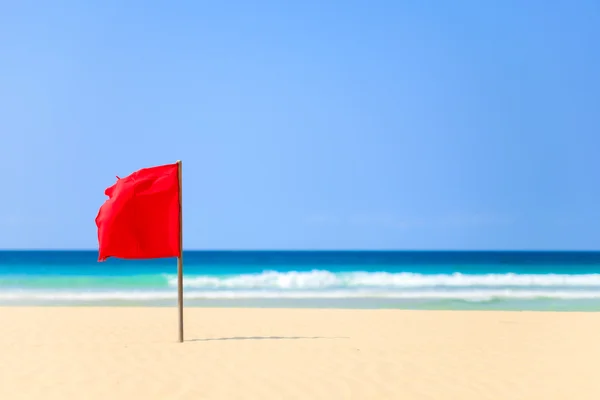 Röd flagga på stranden i Boavista, Kap Verde - Cabo Verde — Stockfoto