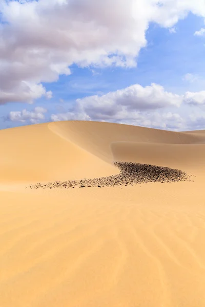 Sanddünen in der boavistischen Wüste mit blauem Himmel und Wolken, Kap ver — Stockfoto