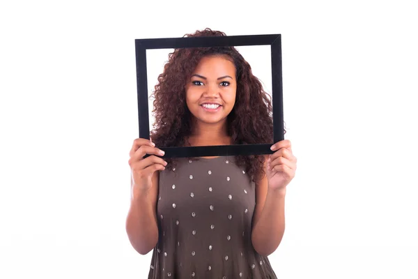 Jovem mulher africana com uma moldura em torno de seu rosto isolado sobre um — Fotografia de Stock