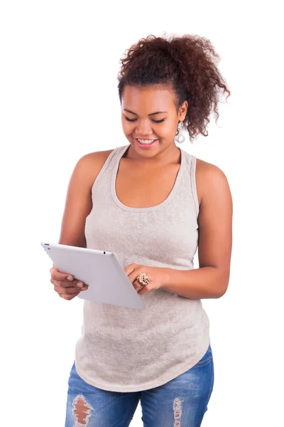 Porträtt av ung glad afrikansk kvinna med digital tablet — Stockfoto