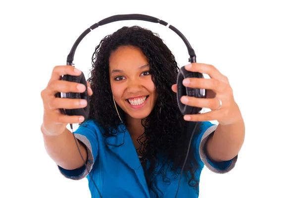 Portrait of a beautiful black woman with headphones listening to — Stock Photo, Image
