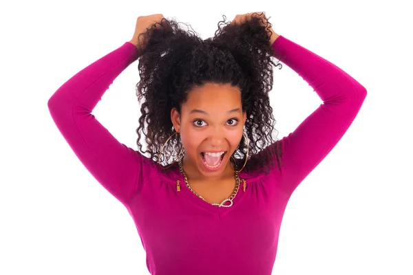 Jovem afro-americana com cabelo comprido — Fotografia de Stock