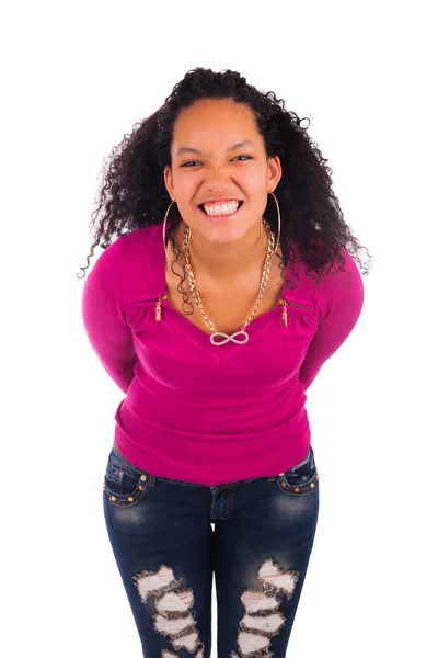 Jeune femme afro-américaine aux cheveux longs — Photo