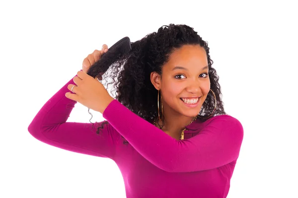 Junge afrikanisch-amerikanische Frau beim Haare kämmen — Stockfoto