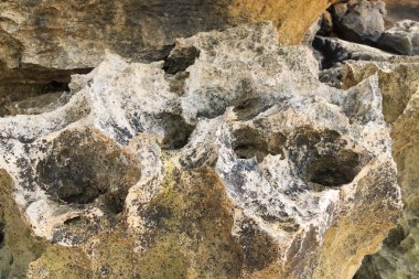 Yatay, plaj, deniz ve mavi gökyüzü, Bo bulutlarda