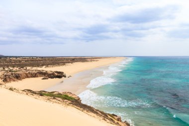Yatay, plaj, deniz ve mavi gökyüzü, Bo bulutlarda