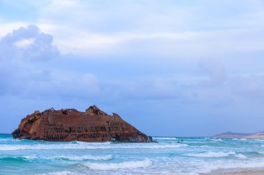 Batık tekne deniz kenarı boa Vista'nın Cape Verde