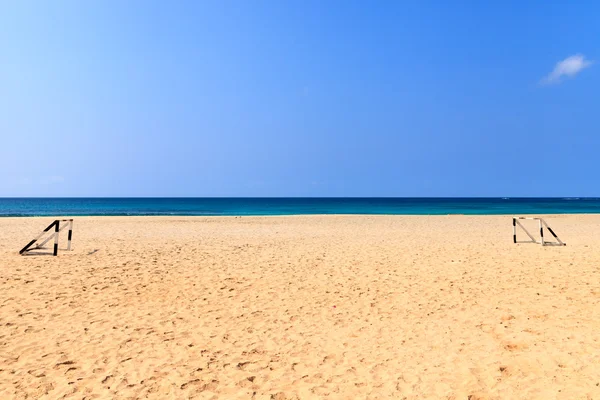 景观与沙滩、 海和在蔚蓝的天空，博云 — 图库照片