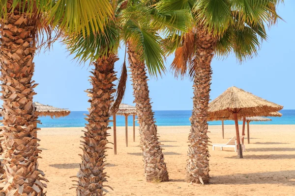 Paesaggio con spiaggia, il mare e le nuvole nel cielo blu, Bo — Foto Stock