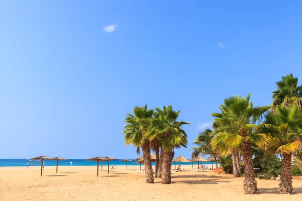 Landschaft mit Strand, Meer und Wolken am blauen Himmel, — Stockfoto