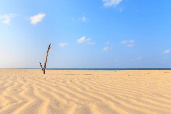 Landscape with beach, the sea and the clouds in the blue sky, Bo — Stock Photo, Image