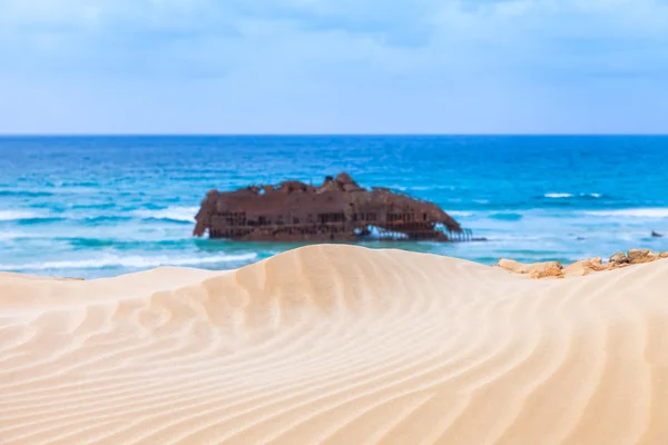 Barco naufragado na costa de boa vista em Cabo Verde — Fotografia de Stock