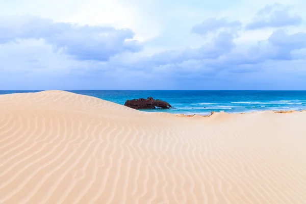 Wrak boot op de kust van boa vista in Cape Verde — Stockfoto