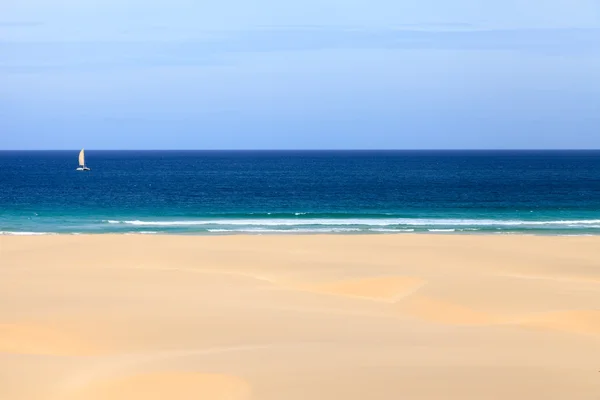 Homokdűnéktől és a strandtól Boavista, zöld-foki Köztársaság — Stock Fotó