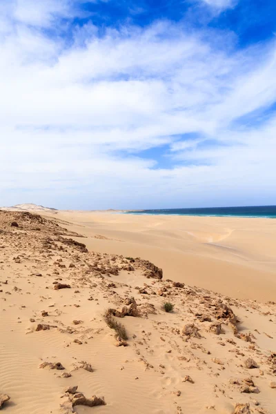 Landschap met strand, de zee en de wolken in de blauwe hemel, Bo — Stockfoto