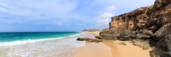 Paisaje con playa, mar y nubes en el cielo azul, Bo —  Fotos de Stock