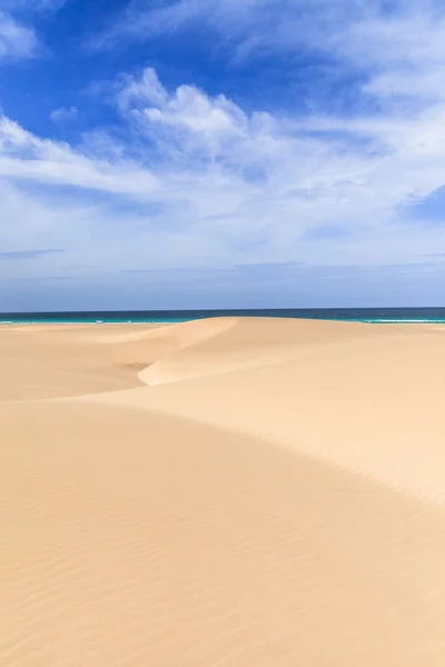 Homokdűnéktől és a strandtól Boavista, zöld-foki Köztársaság Stock Kép