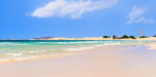 Landscape with beach, the sea and the clouds in the blue sky, Boavista - Cape Verde — Stock Photo, Image