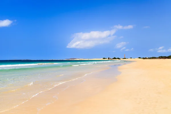 Landscape with beach, the sea and the clouds in the blue sky, Bo — Stock Photo, Image