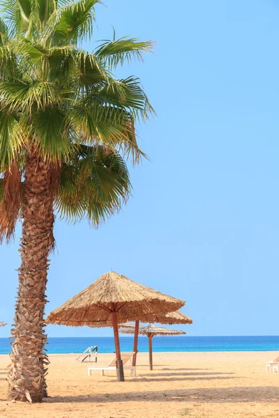 Landschaft mit Strand, Meer und Wolken am blauen Himmel, — Stockfoto