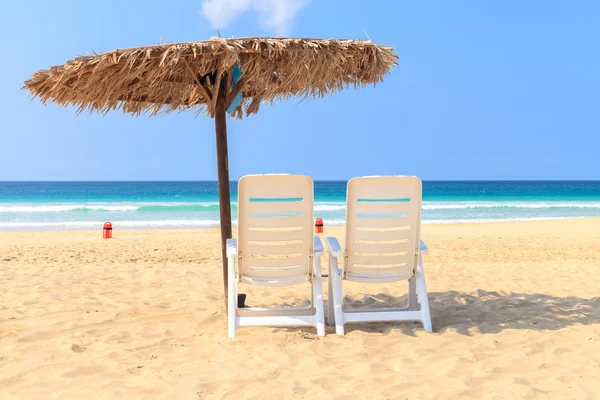 Landschaft mit Strand, Meer und Wolken am blauen Himmel, — Stockfoto