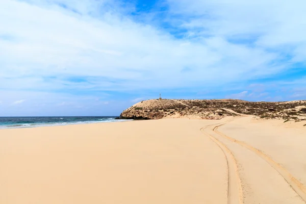 Краєвид з пляж, море і хмарами у синьому небі, бо — стокове фото