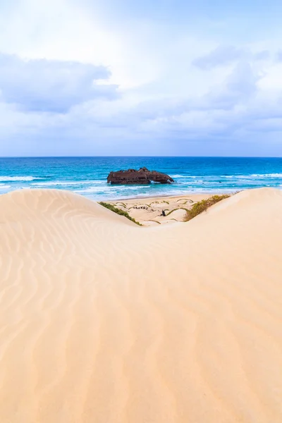 Vraket båt på kusten av boa vista i Kap Verde — Stockfoto