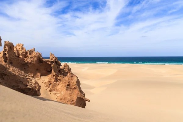 Paisagem com praia, mar e nuvens no céu azul, Bo — Fotografia de Stock