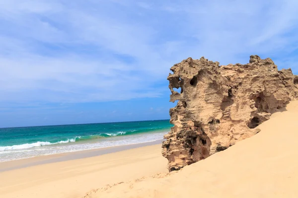 Paisagem com praia, mar e nuvens no céu azul, Bo Fotos De Bancos De Imagens