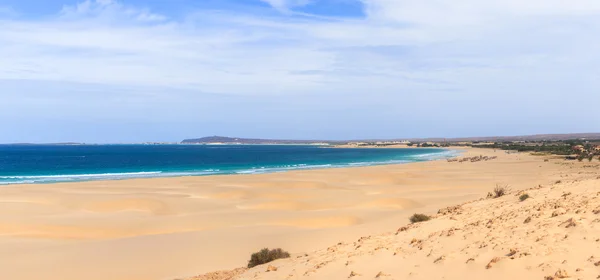 Paisagem com praia, mar e nuvens no céu azul, Bo Imagens De Bancos De Imagens