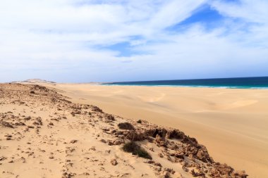 Yatay, plaj, deniz ve mavi gökyüzü, Bo bulutlarda