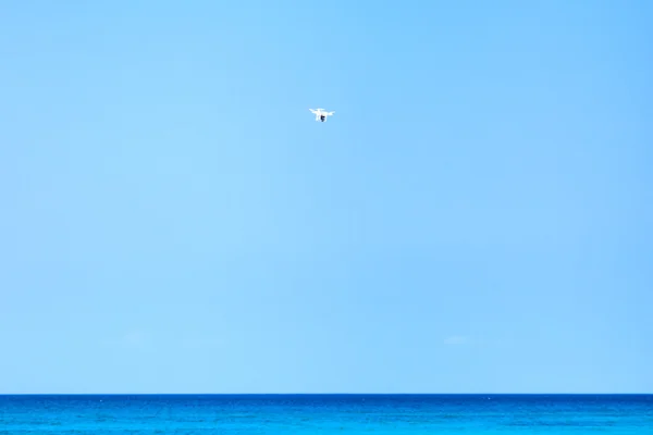 Létající dron na obloze — Stock fotografie