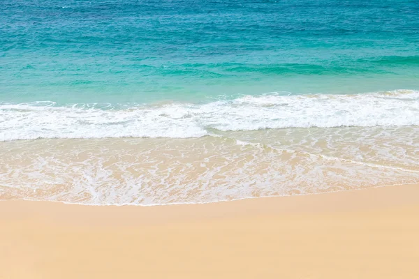 Vågen av havet på sandstranden — Stockfoto