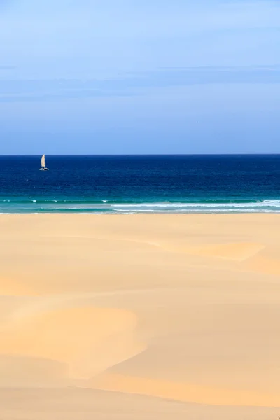 Dunas e praia em Cabo Verde — Fotografia de Stock