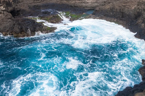 Κύματα που σκάνε πάνω στα βράχια του νησιού Sal, Buracona - Πράσινο Ακρωτήριο — Φωτογραφία Αρχείου