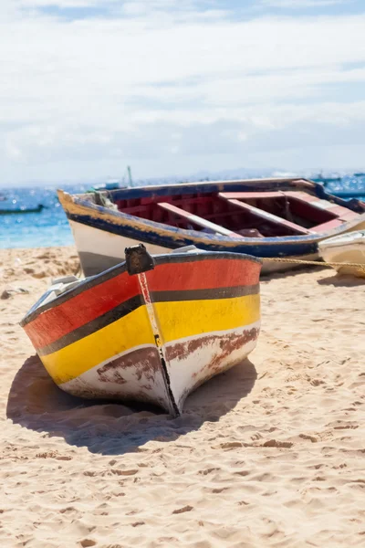 Båt på stranden vid soluppgång tid, Sal - Kap Verde — Stockfoto