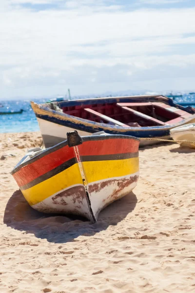 Båt på stranden vid soluppgång tid, Sal - Kap Verde Stockfoto