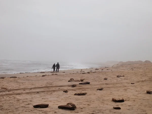 Pár na bouřlivé Beach — Stock fotografie