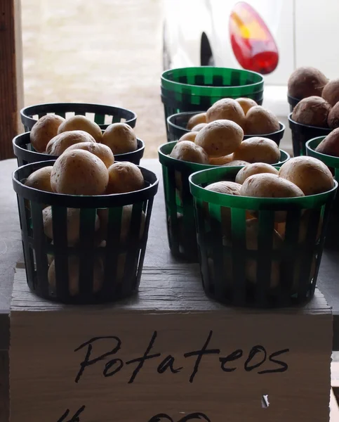 Potatis till salu i korgar — Stockfoto