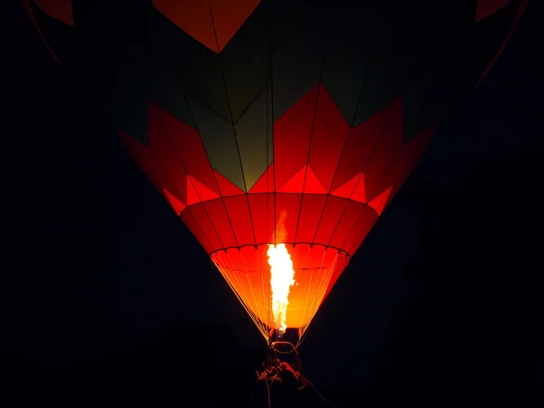Hete lucht ballon vlam bij nacht — Stockfoto