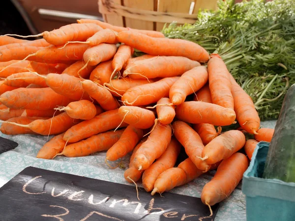 在当地市场的新鲜胡萝卜 免版税图库照片