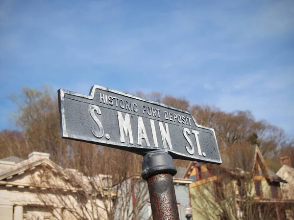 Port Deposit April 2014 Old Time Sign Main 位于马里兰州历史港的圣约翰教堂 在寒冷寒冷的春天里 — 图库照片