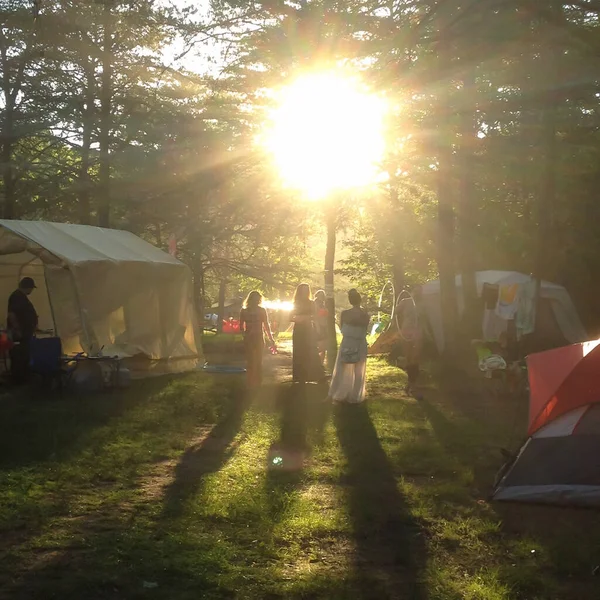 Ungdomar Campingplats Sommarfestival Mjuk Sen Eftermiddag Glöd Lek Med Hula — Stockfoto