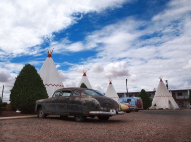 HOLBROOK, ARIZONA - 12 Temmuz 2018: Bir 1951 Hudson Hornet, eski bir Oldsmobile Cutlass, ve diğer antika otomobiller 66. yoldaki Wigwam Motel 'in klasik ortamının bir parçasıdır.. 