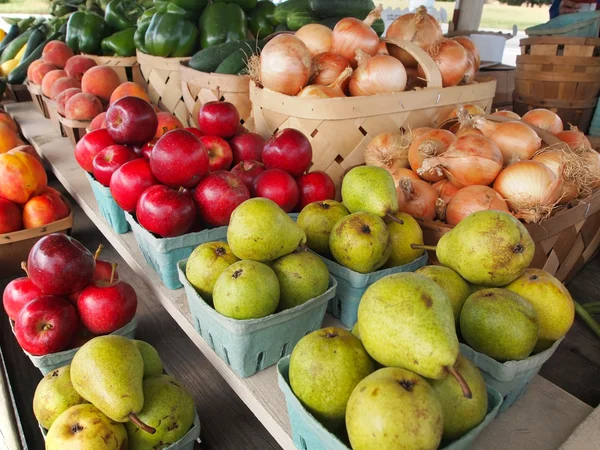 Жатва груш, яблок и лука — стоковое фото