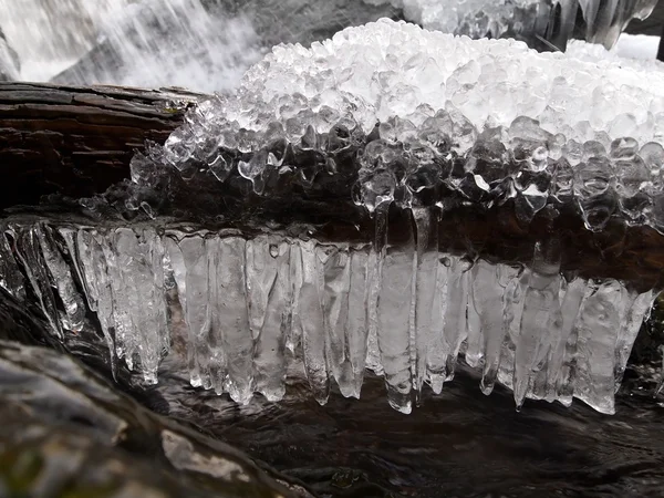 Eiszapfen über einem Bach — Stockfoto